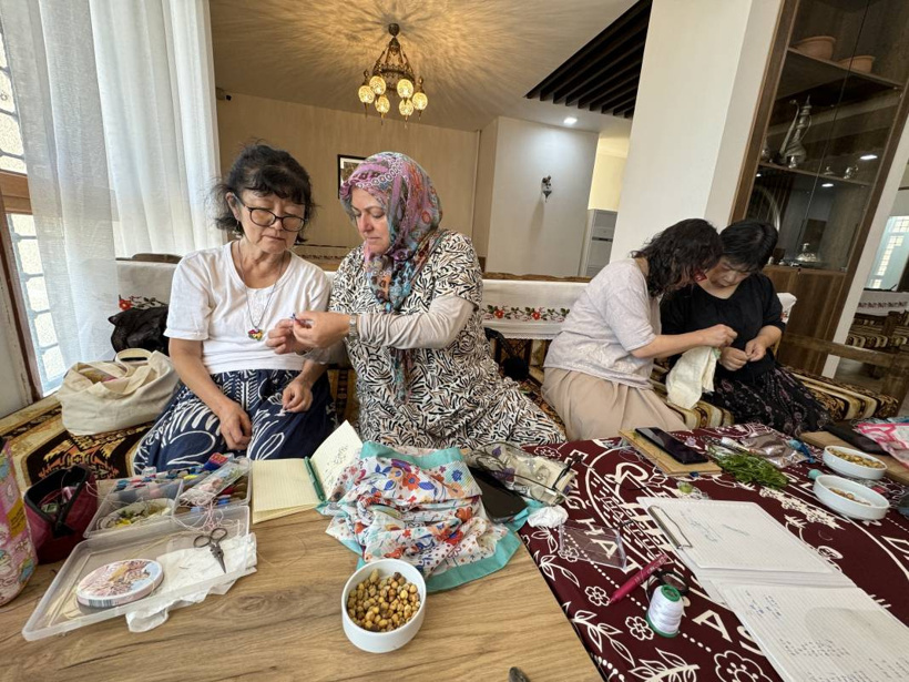 Japonlara Akıl Sır Ermiyor! İğne Oyası Öğrenmek İçin Elazığ'a Geldiler - Fotoğraf: 2